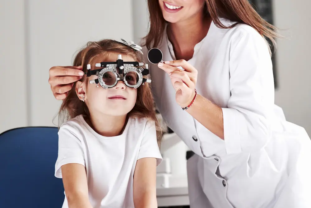 optometrista revisando la visión de una niña