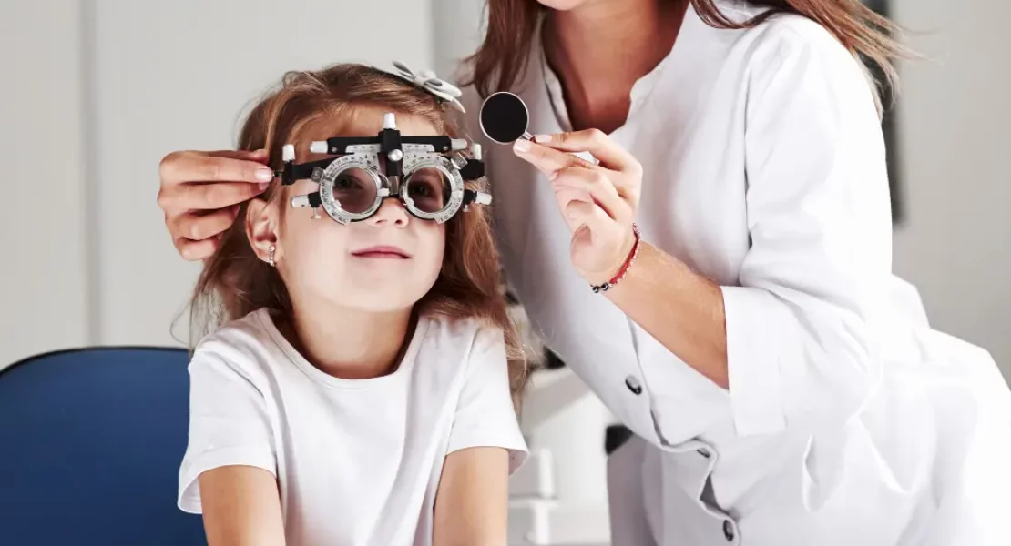 optometrista revisando la visión de una niña